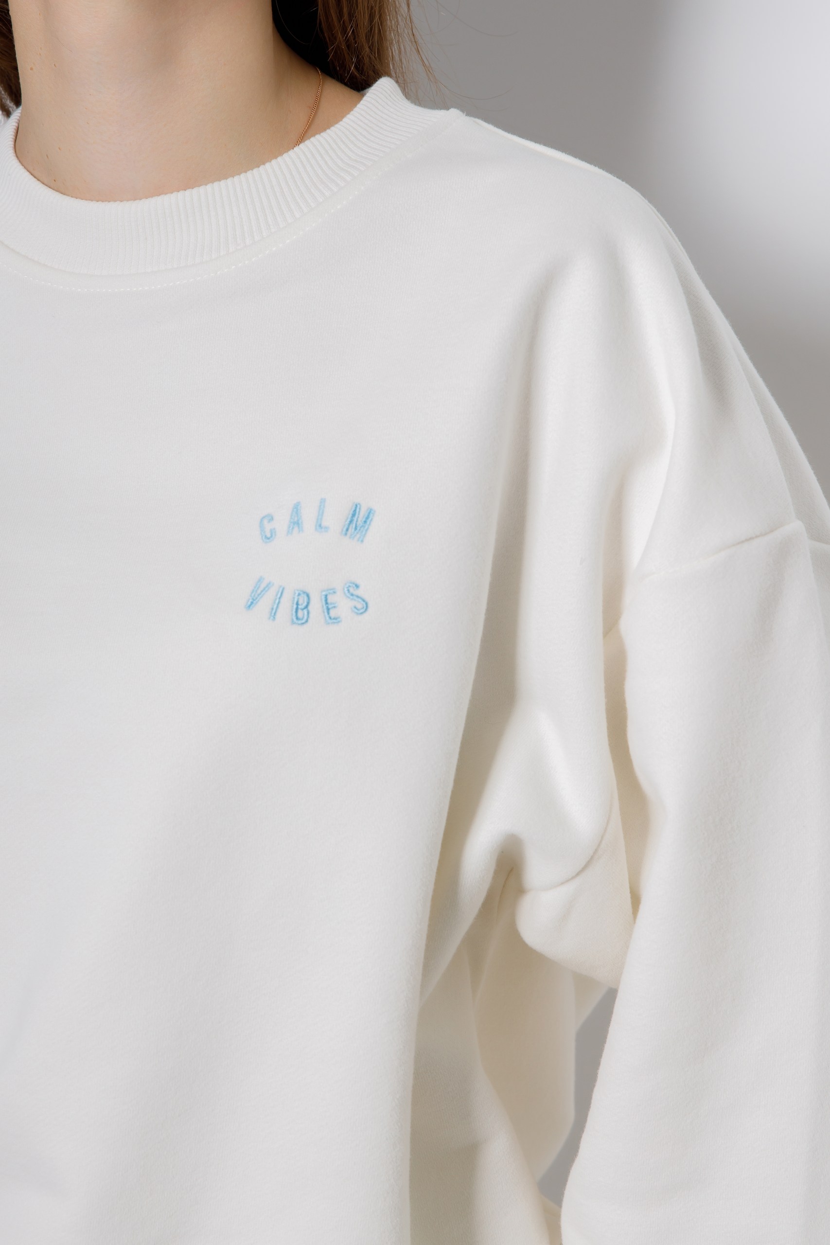 картинка Джемпер женский "Свон" (молочный с голубой вышивкой) от магазина Одежда+