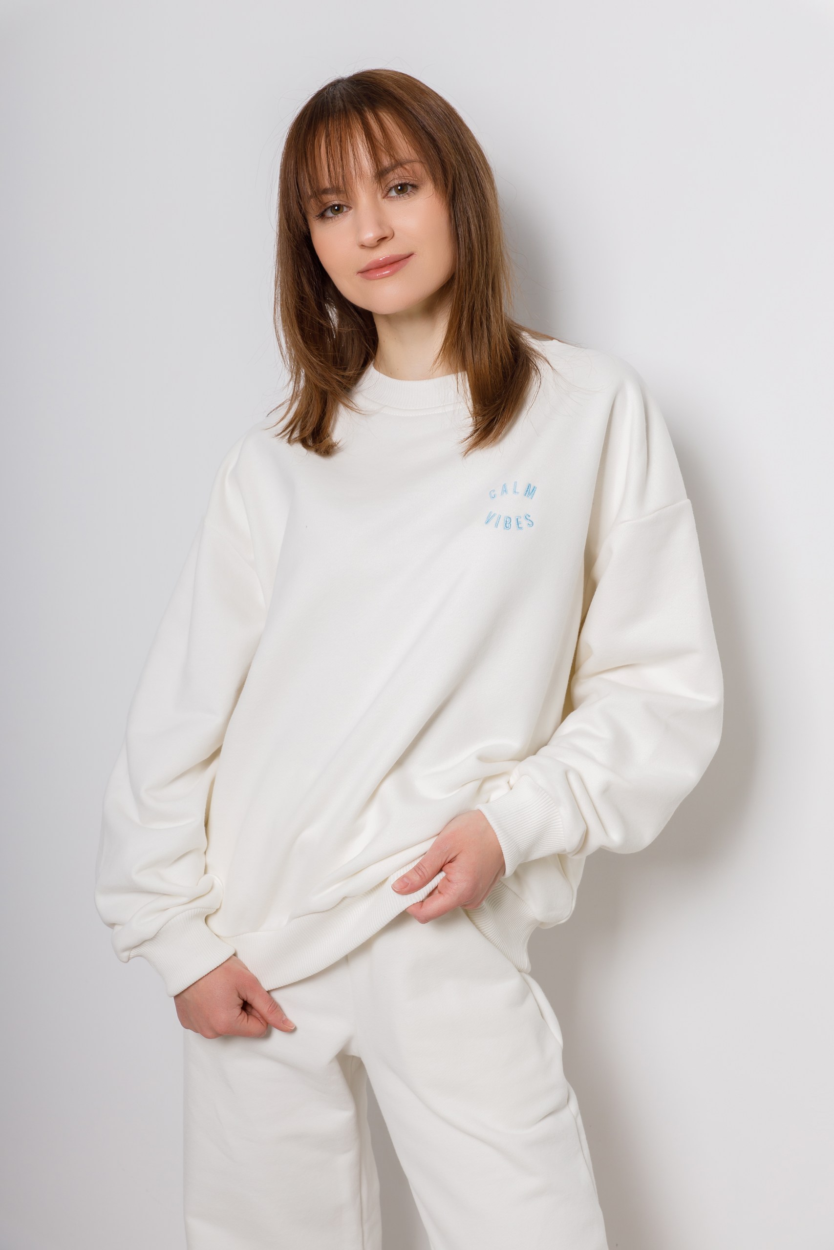 картинка Джемпер женский "Свон" (молочный с голубой вышивкой) от магазина Одежда+